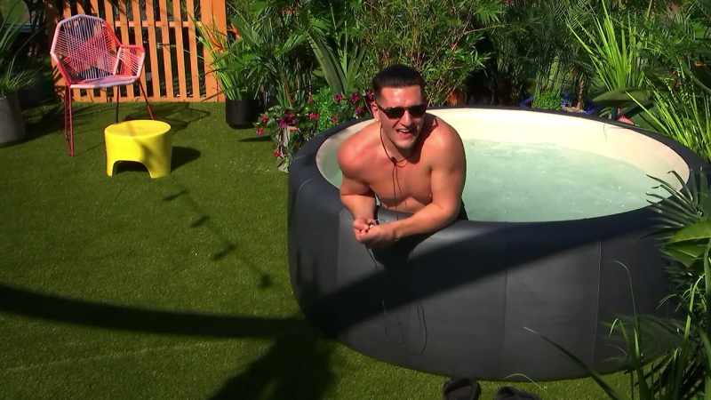 I'm sitting on the rooftop, soakin' in a Jacuzzi