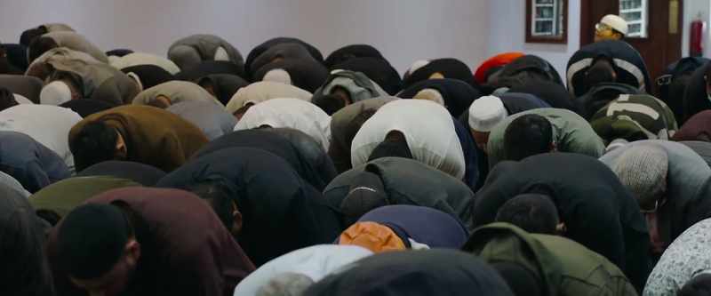 (imam sings in Arabic)