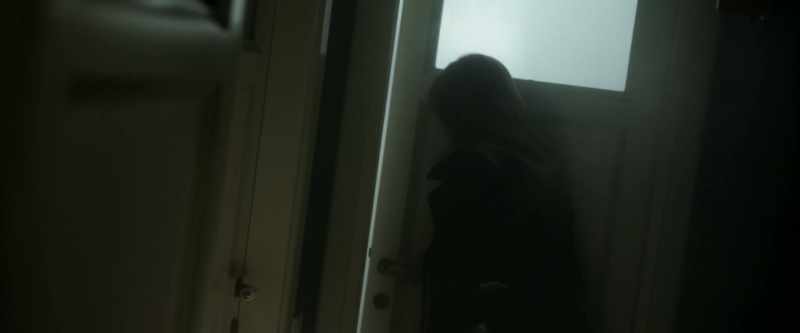 [IN ENGLISH] Rob! I'm coming in.[KNOCKS ON DOOR]