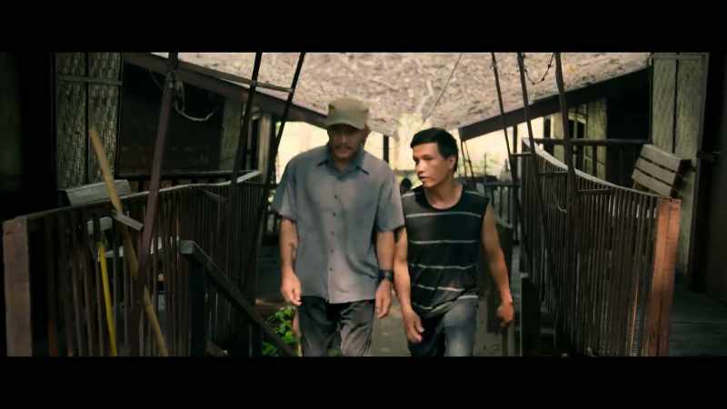 [indistinct conversation in Vietnamese]