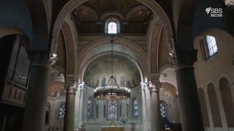 Inside, beneath the dome, stand four monumental granite columns