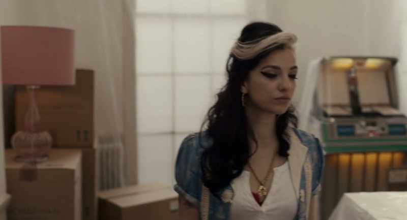 �� Is she really going out with him? - ♪ Well, there she is, let's ask her?