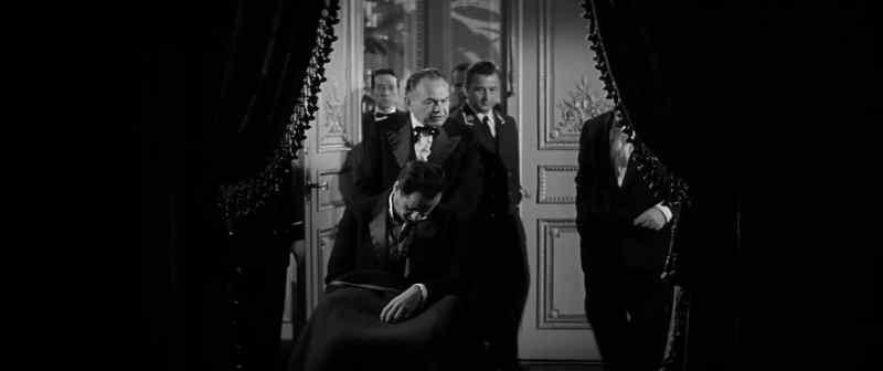 Is there a divan? - Uh, this way