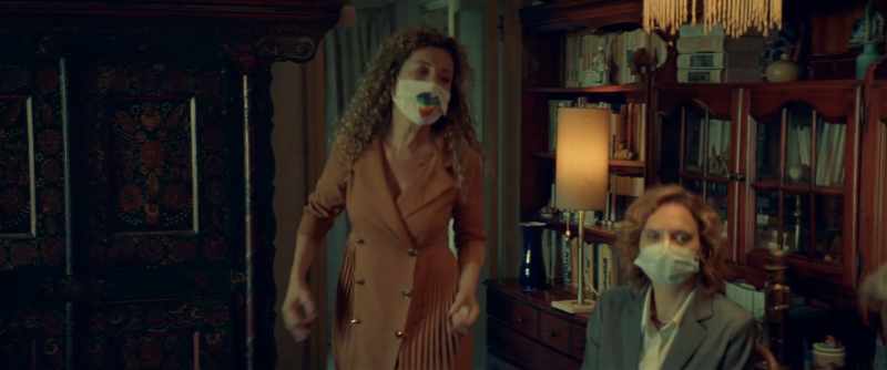 It could be the last time you see her. - Take off your mask!