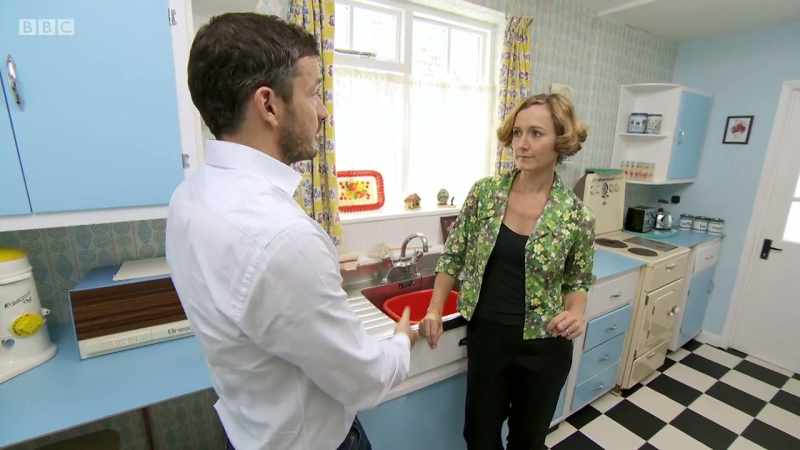 It is fitted and the design of this kitchen is supposed to be