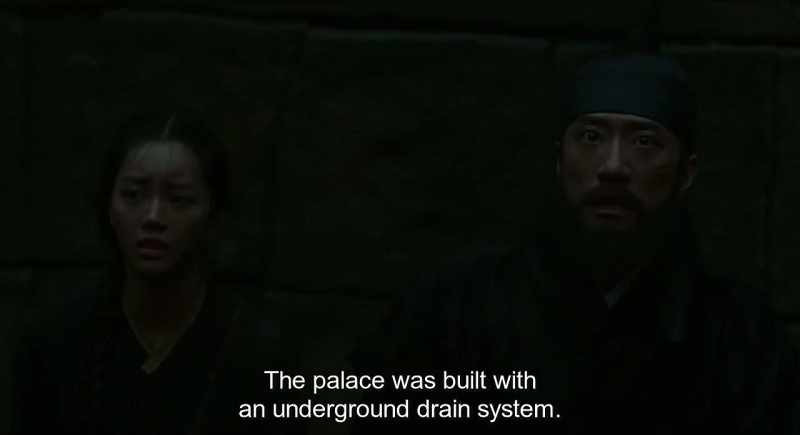 It goes all the way to the palace pond