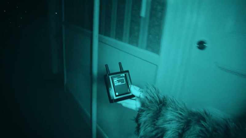 It measures fluctuations in the atmosphere around us