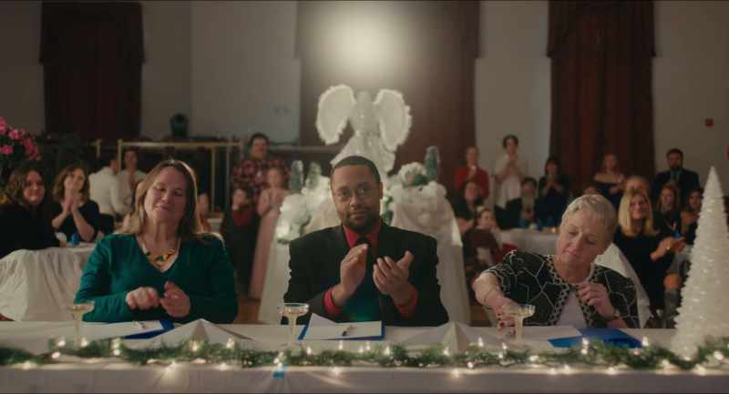 �� It's a holiday love [audience applauding]