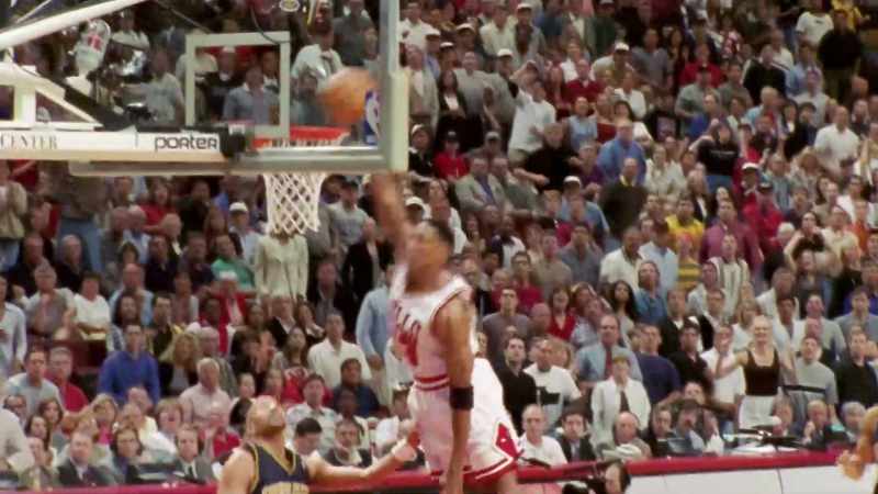 It's a two-on-one break. Michael to Pippen