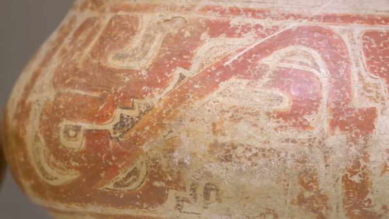 IT'S CHARACTERIZED BY FINE CERAMIC URNS PAINTED IN RED