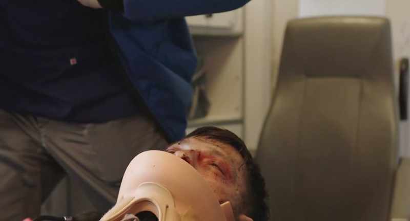 It's hard to breathe. - Does your chest hurt?