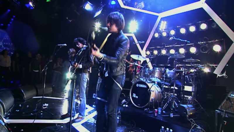 �� It's just like she's in another world ♪