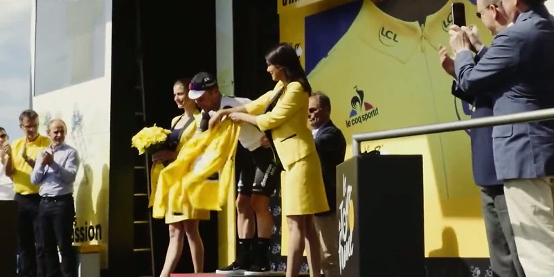 It's Mark Cavendish putting the yellow jersey on