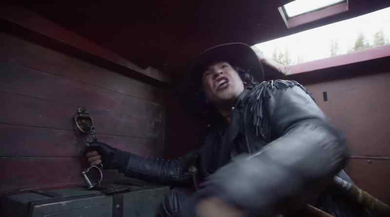 It's stuck! - We need some dynamite, Colonel