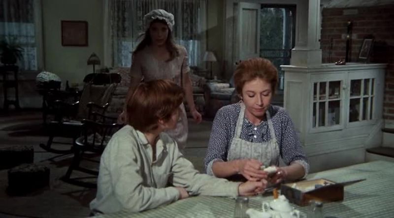 It's too tight, Mama. -Will you stop being a baby?