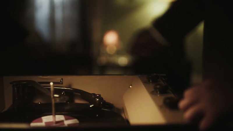 [JAZZ MUSIC]
