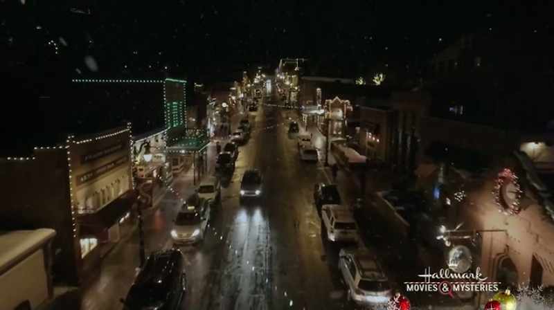 [Jazzy Christmas music] ♪
