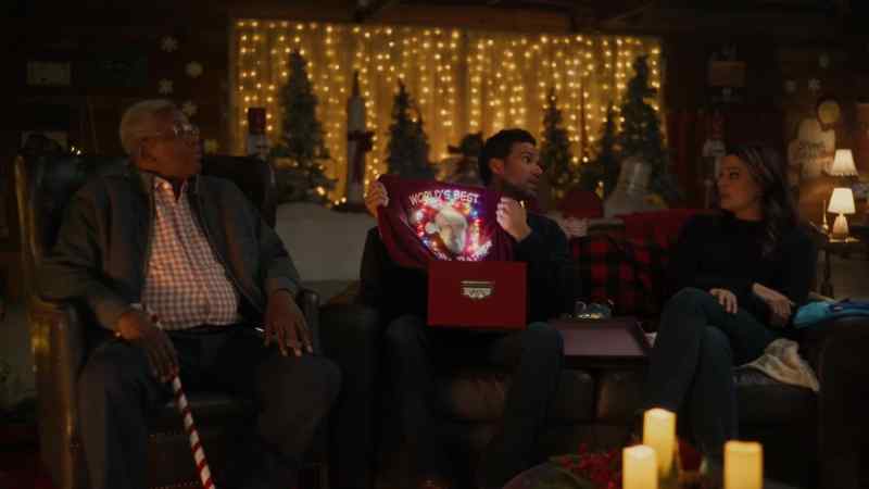 (jazzy festive music continues)