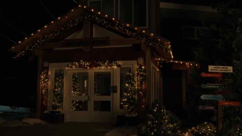 (jazzy festive music)