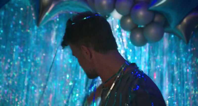 Jeez, it's tinsel, Lukas, not barbed wire