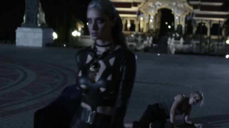 Jenna. Gunner. Hold her off!