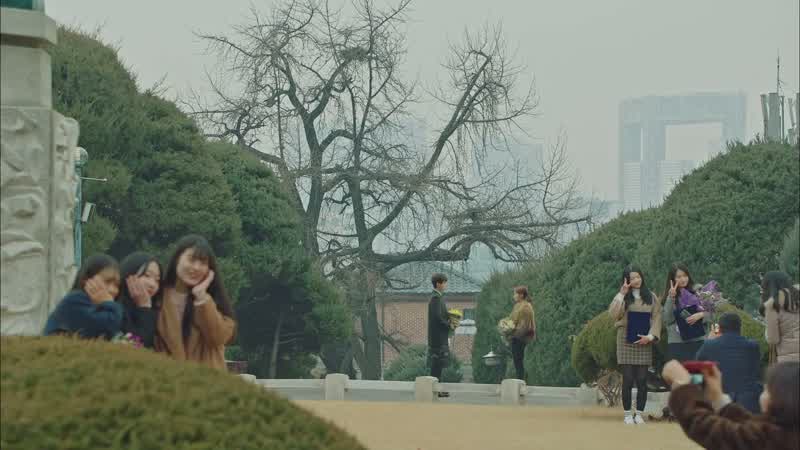 저 둘은 졸업식을 온 게 아니라 졸업식에 올 누군가를 보러 온 것 같은데 대박 그럼 우리는, 아저씨, 문, 문, 오픈