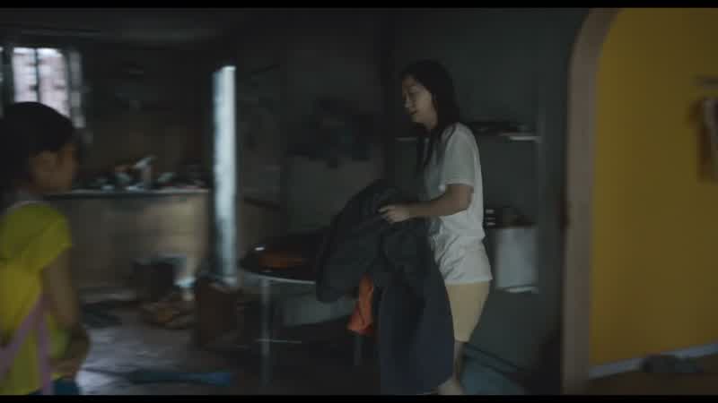 지금은 어쩔 수 없으니까 일단 입고 나중에 돌려드리자 다들 옥상으로 대피했을 거야 할아버지도 거기 계실 테니까 너무 걱정하지 마 응?