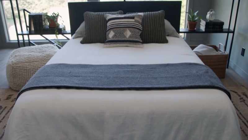 JOANNA: Don't you love how this turned out -- this headboard/rail?