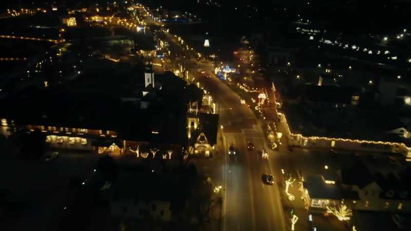 �� Jolly old St. Nicholas lean your ear this way ♪