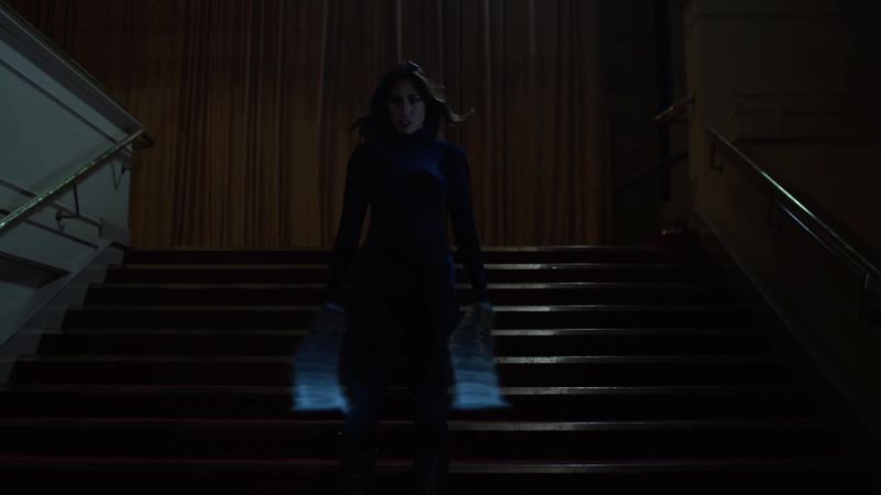 J'onn, lead her away from the civilians