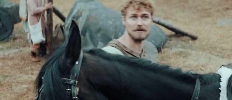Jump onto the horse! Go!