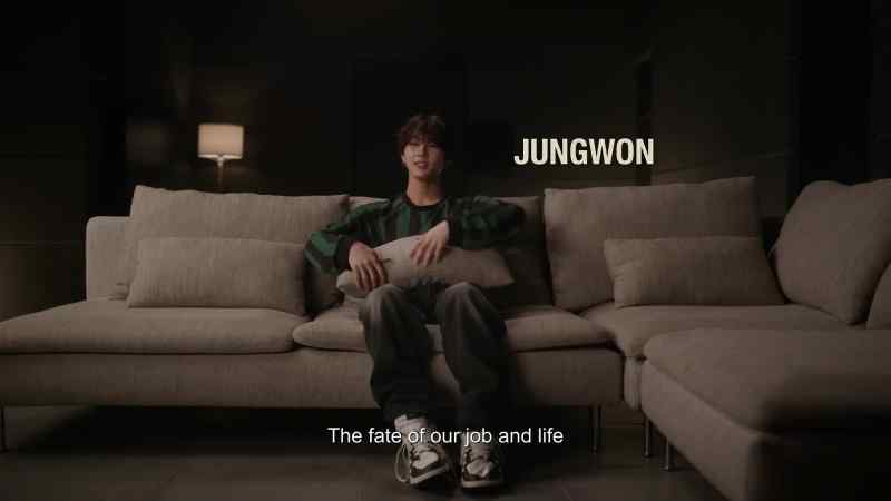 [Jungwon speaking Korean]