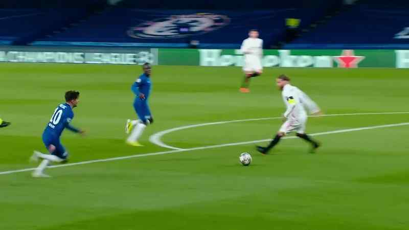 Kanté's there. He leaves it for Pulisic