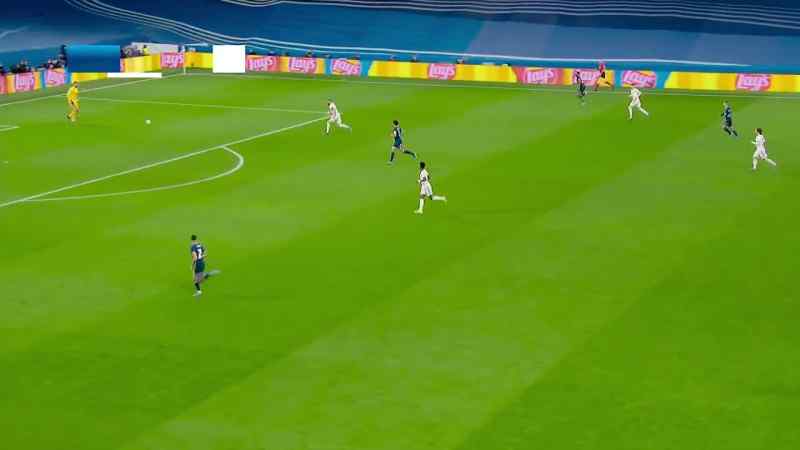 Karim Benzema's pressuring the goalkeeper