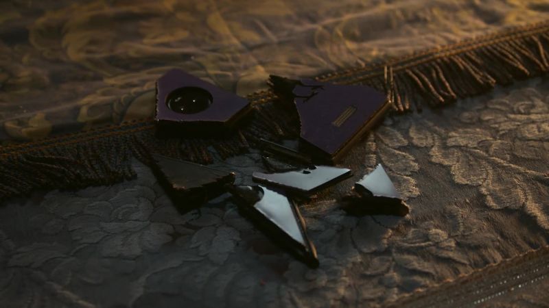 KAROLINA: If this phone mind‐controlled Molly