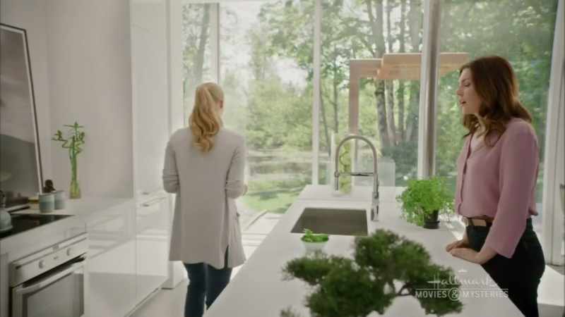 Kate's relationship with the shipping guy