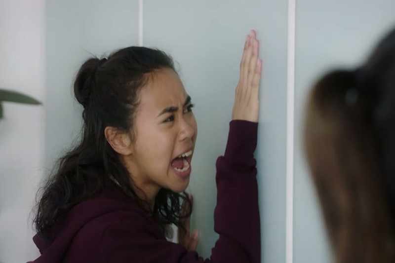 Kayleigh, please! - Come back!