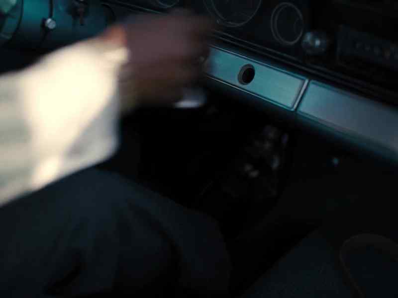 Keep your eyes down. - [radio stops]