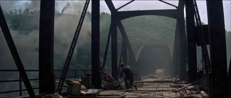 Keep the... Keep the bridge open!