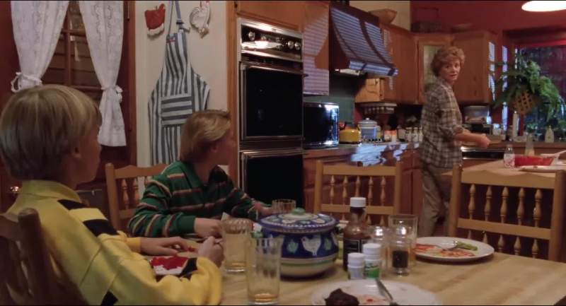 Kevin Don't eat with your face