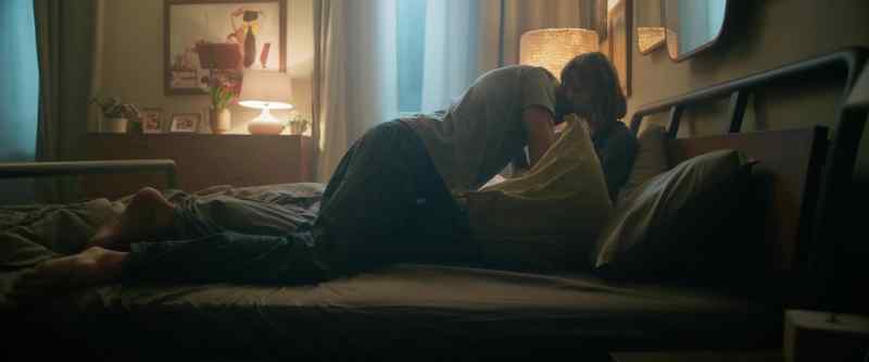 (KISSES)