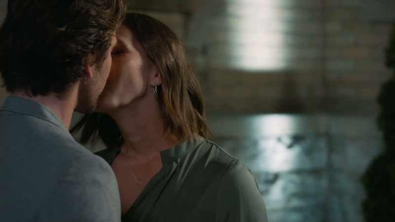 (kissing)