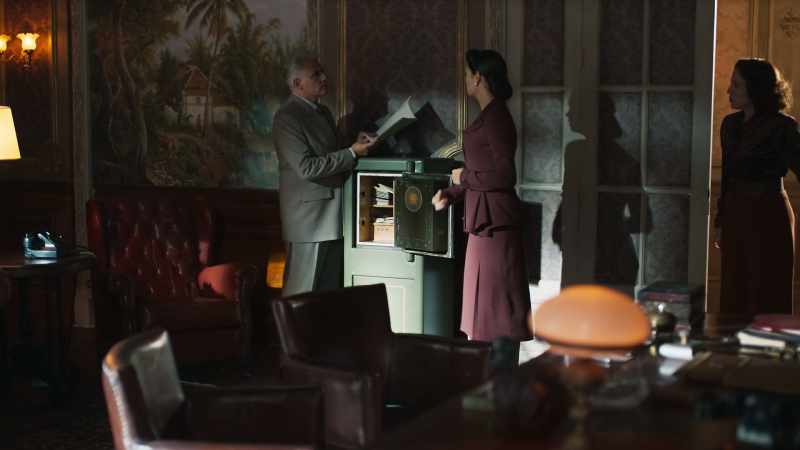 [Knock on door] Tina: Consul Ribeiro