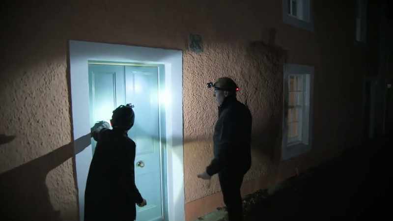 KNOCKING ON DOOR