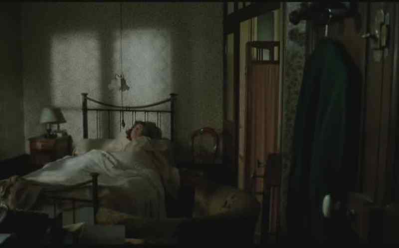 [Knocking] - [Woman] Telephone
