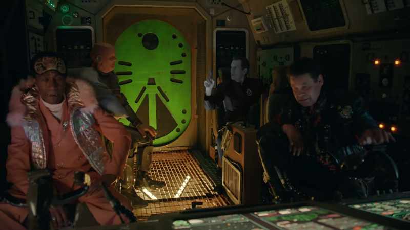 Kryten, stand here, and stick your antenna through the drill hole