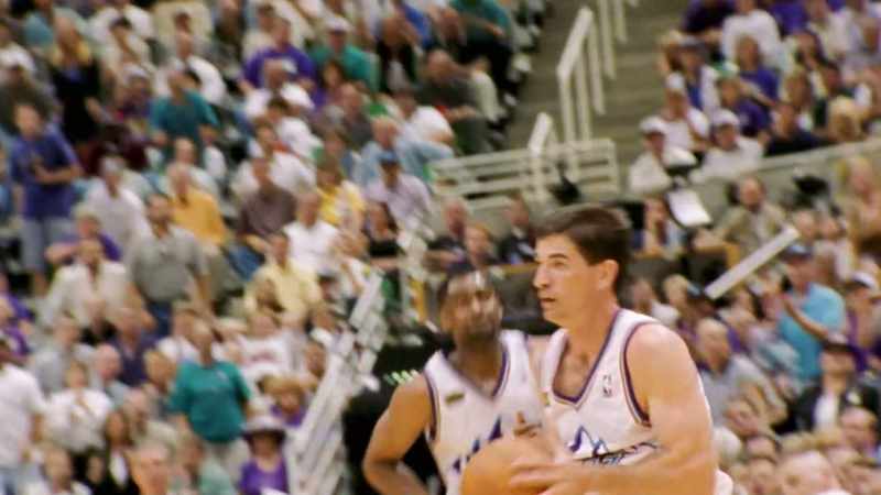 Kukoc. Has it picked off by Russell