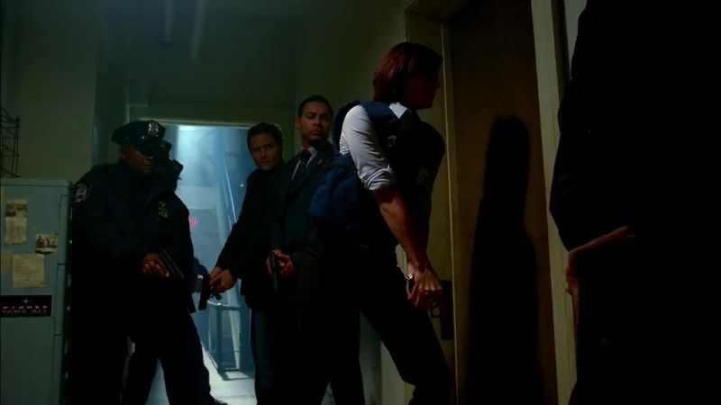 Kyle Cabot! NYPD! Open up!