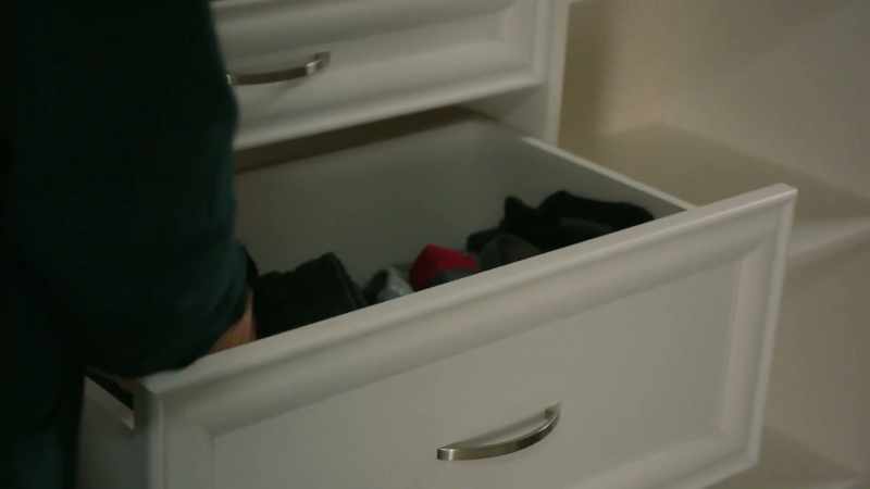 (latches click closed)