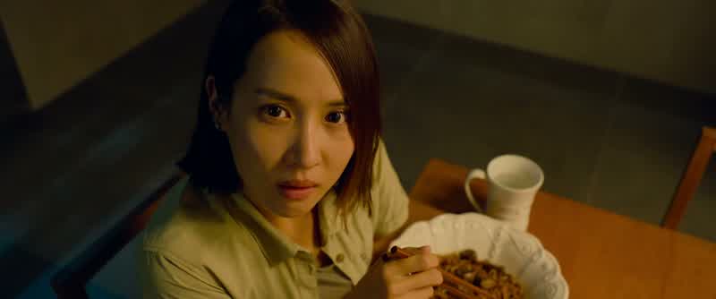 Late that night, when everyone was sleeping, Da-song crept down to the kitchenand took the cake out